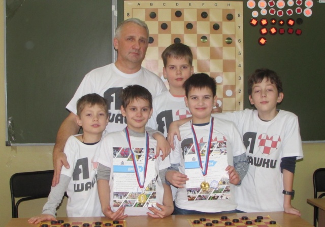 Васенькин с детьми.jpg Васенькин с детьми.jpg